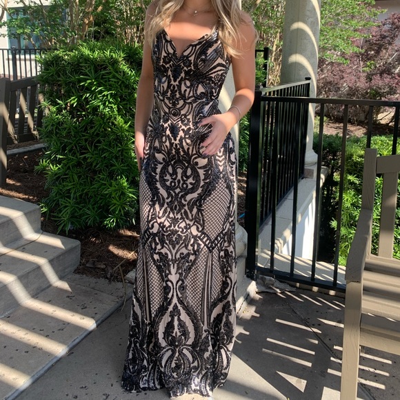 GORGEOUS Black and Tan backless prom dress - Picture 4 of 4